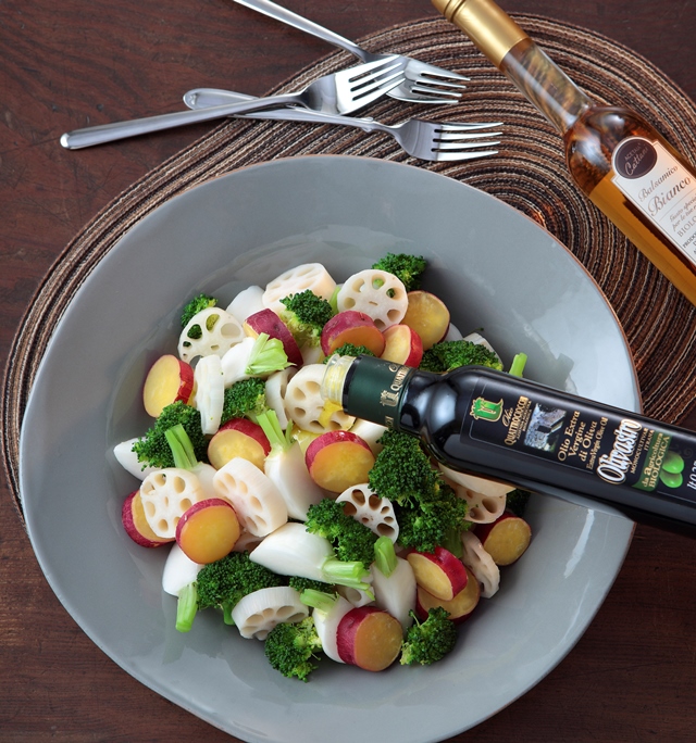 グリルした野菜に有機JAS認証エキストラバージンオリーブオイルオリヴァストロを回しかけている様子とお皿のそばにホワイトバルサミコが並べられた写真