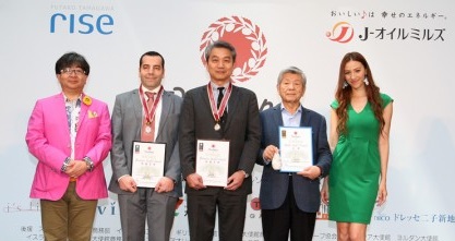 オリーブジャパン最優秀賞授賞式での男性4名と道端カレンさんの写真