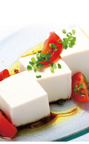 バルサミコ酢をかけた豆腐の前菜料理写真