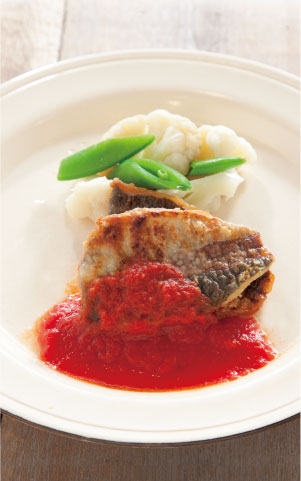 旬の魚（鯵）ムニエルトマトソースがけ料理写真