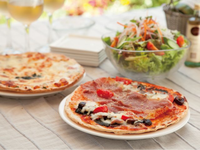 テラスに並べられたオーガニックレストランシナグロ監修ピザの写真